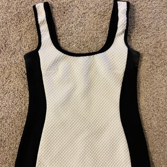 Black and White Cool top.  Pull-on style with a slimming lines. - Picture 1 of 2